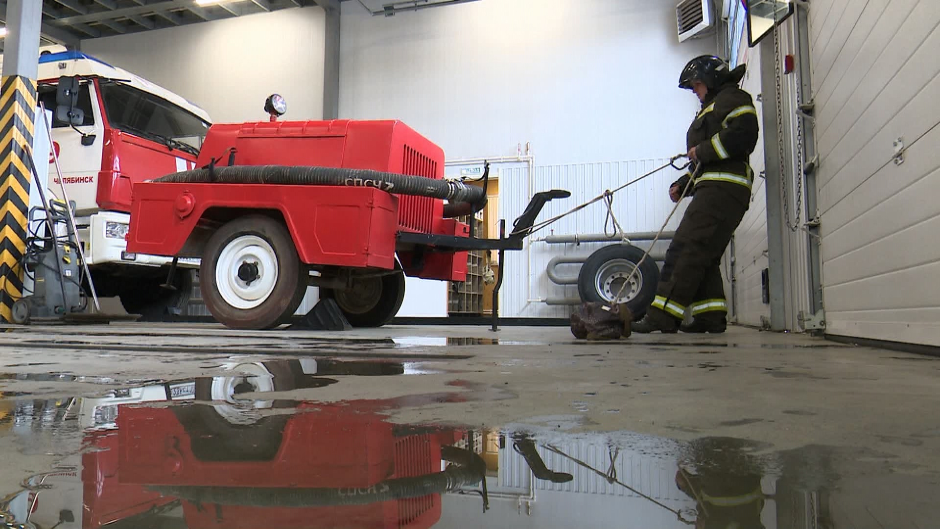 Челябинские огнеборцы показали, как проходят ежедневные дежурства в пожарной части