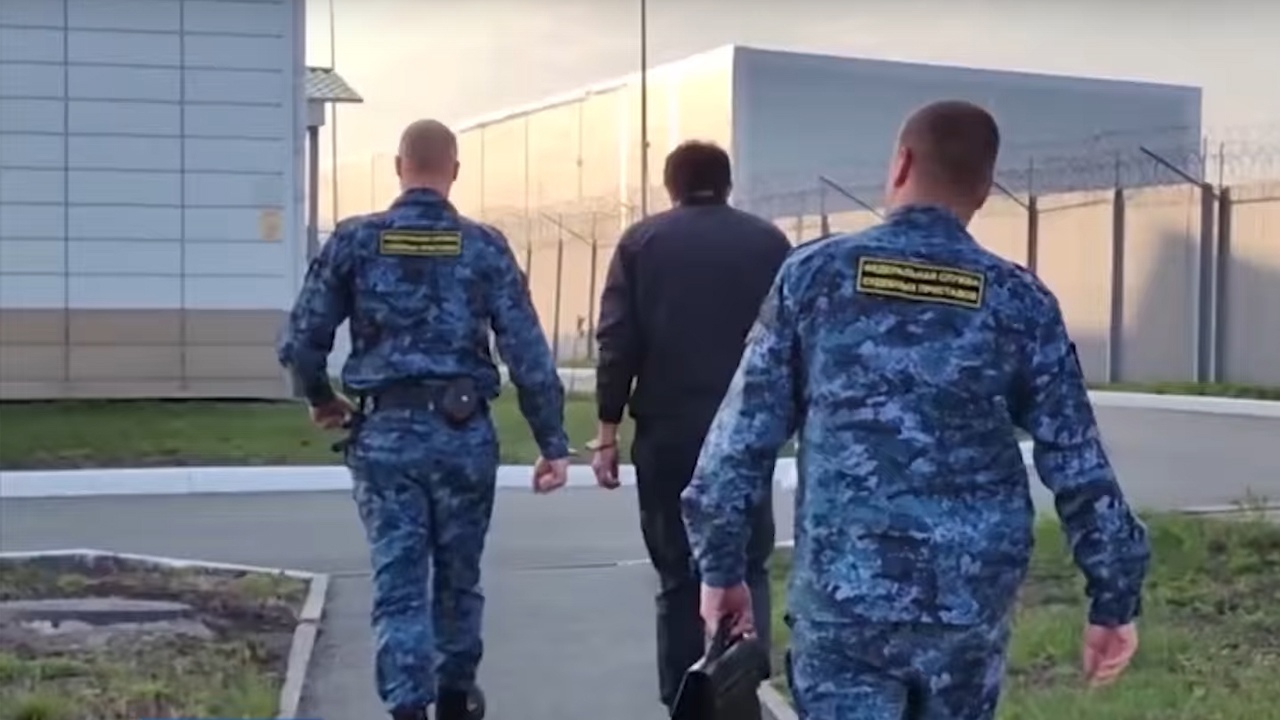 Недостойное поведение: судебные приставы выдворили мигранта, оскорбившего челябинку