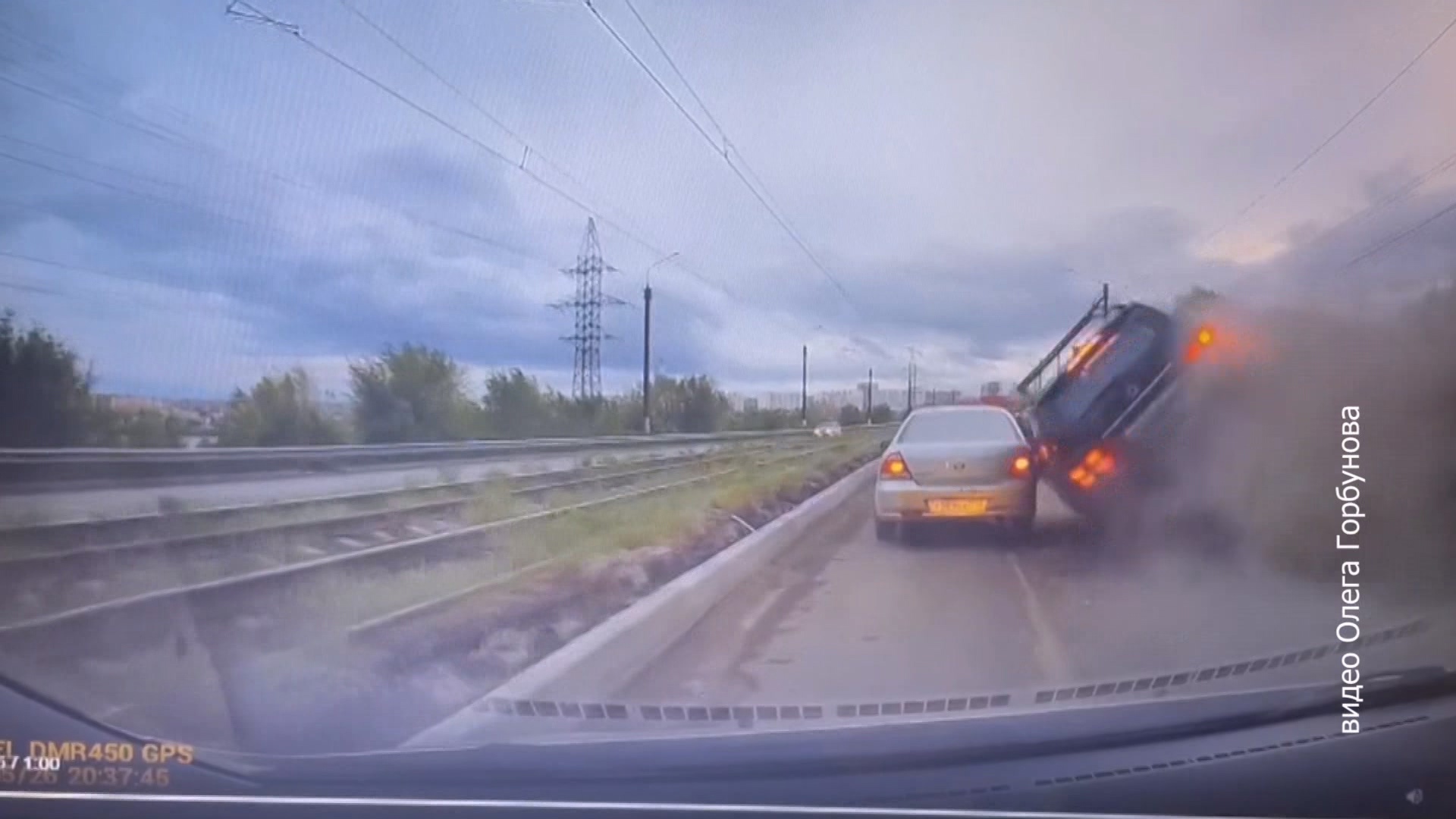 Пошел на обгон: в Магнитогорске автомобиль налетел на гору щебня