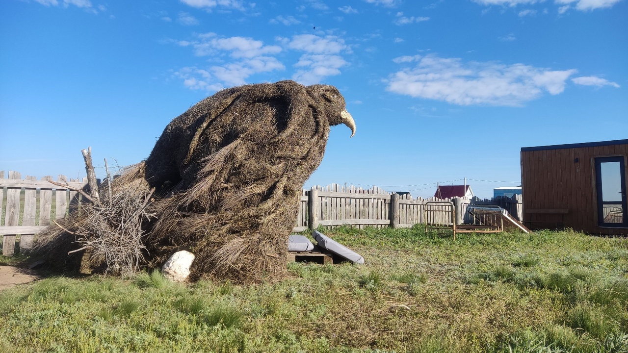 Гигантская птица из соломы появилась на юге Челябинской области