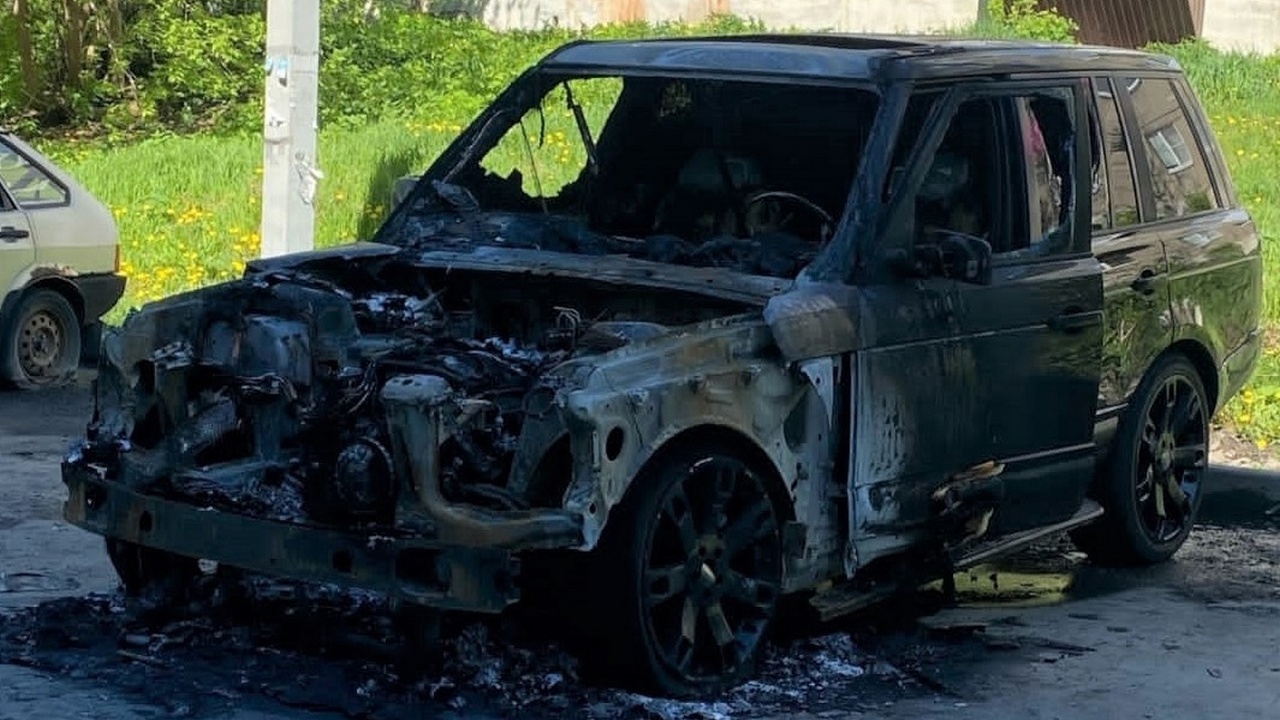 Автомобиль сгорел полностью: умышленный поджог внедорожника расследуют в Кыштыме