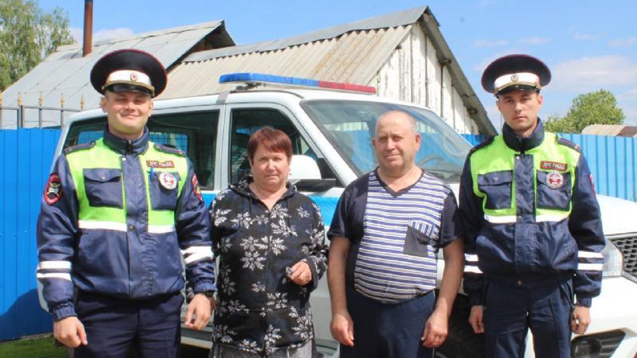 В Челябинской области полицейские помогли пенсионерам потушить пожар в доме В Челябинской области полицейские помогли пенсионерам потушить пожар в доме