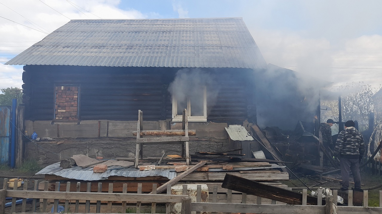 В Челябинской области во время пожара вынесли из окна хозяйку дома и газовые баллоны В Челябинской области во время пожара вынесли из окна хозяйку дома и газовые баллоны