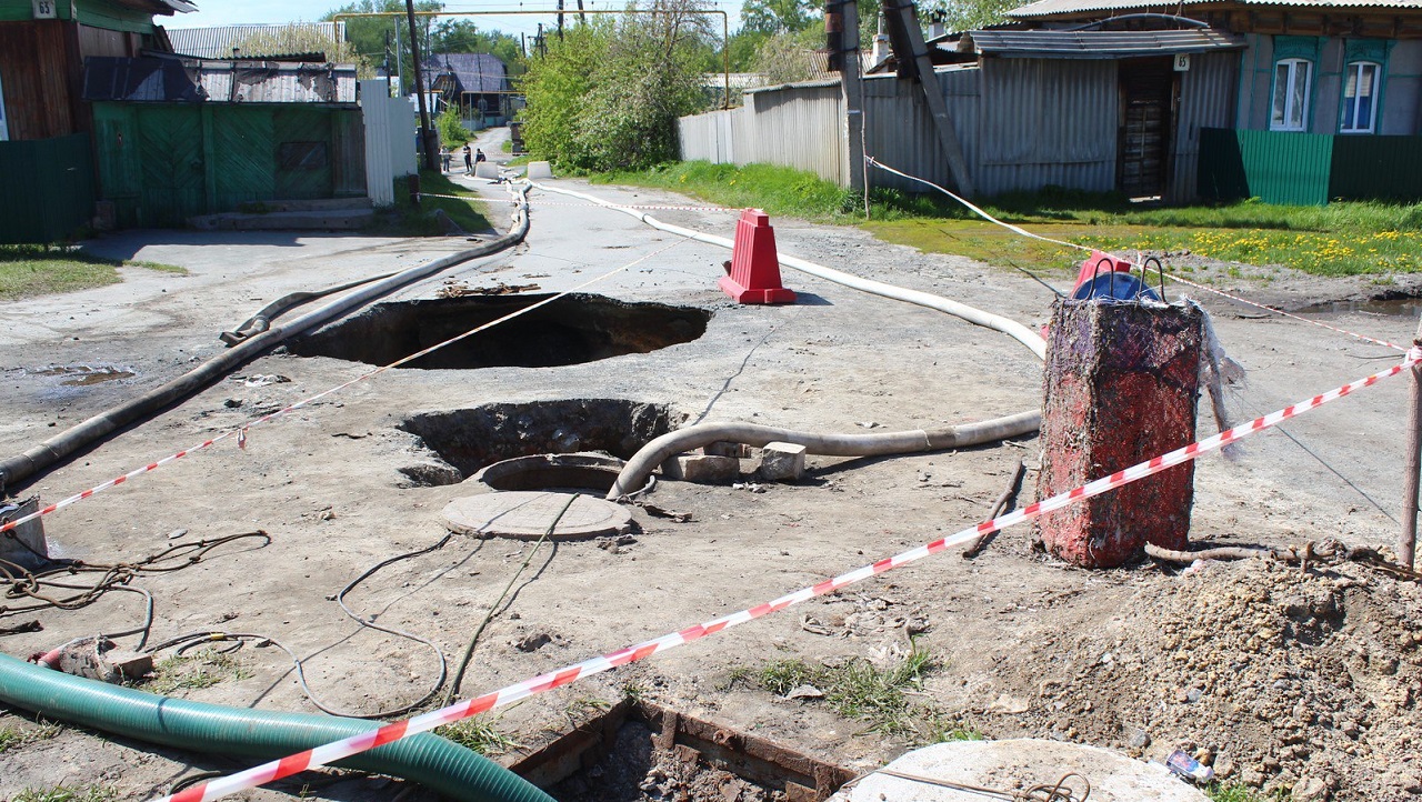 Три провала грунта образовались в Коркино из-за аварии на коллекторе Три провала грунта образовались в Коркино из-за аварии на коллекторе