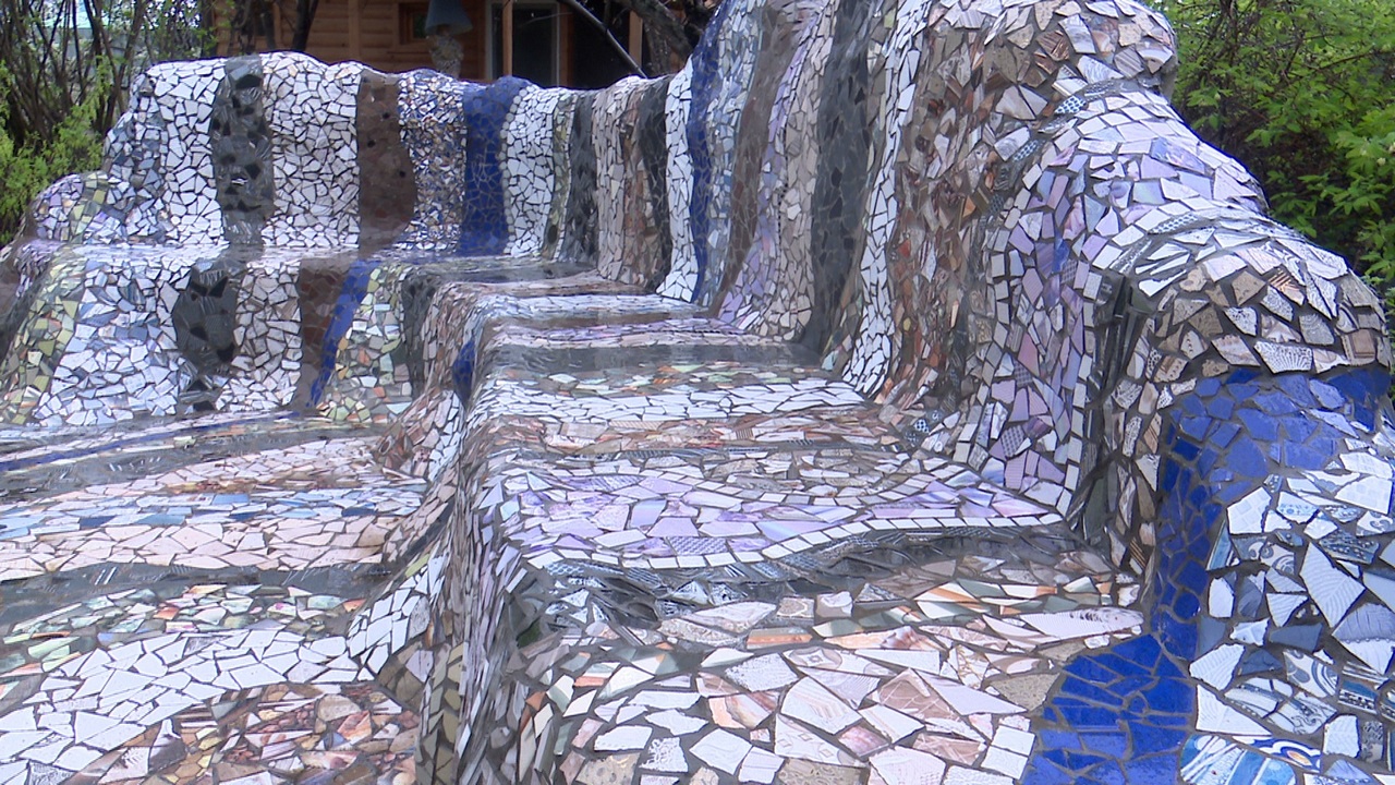 Жительница Челябинска украсила сад мозаикой в испанском стиле