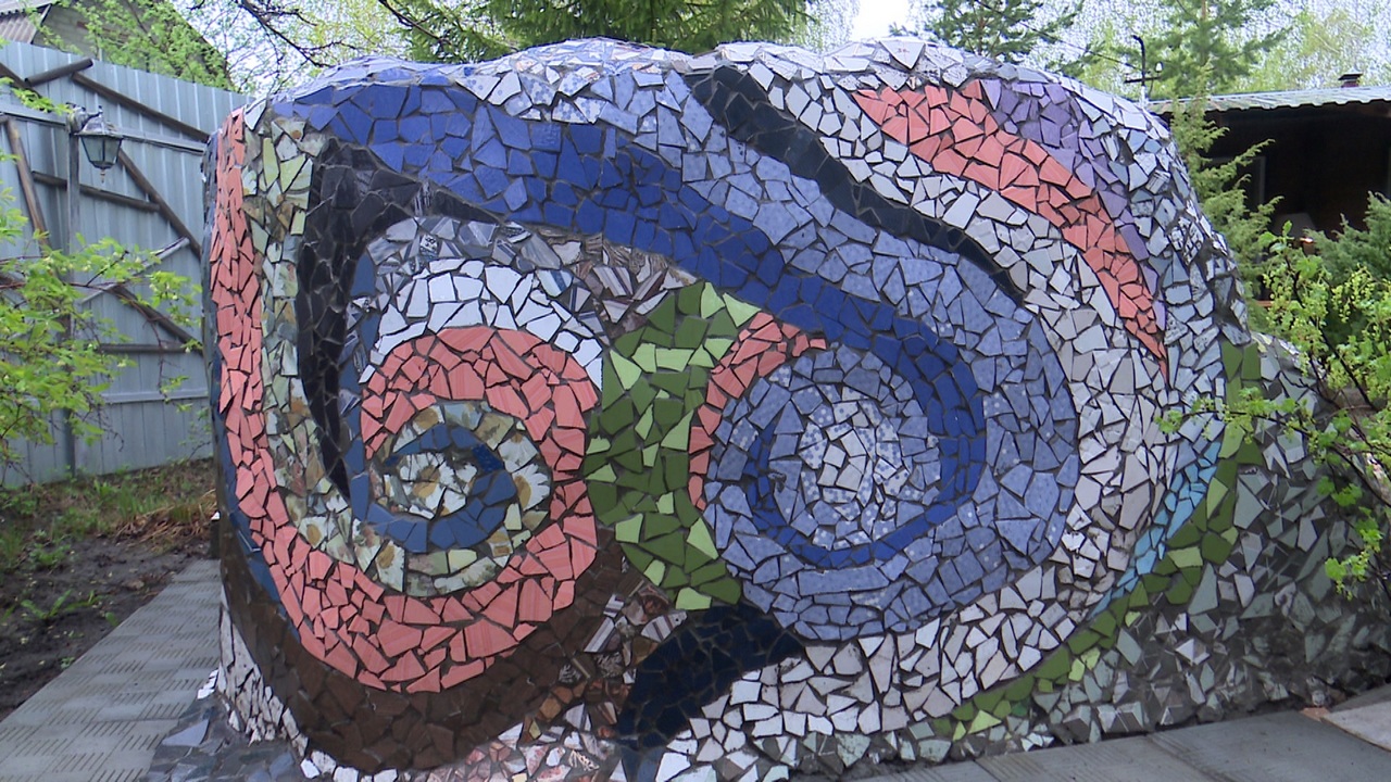Жительница Челябинска украсила сад мозаикой в испанском стиле