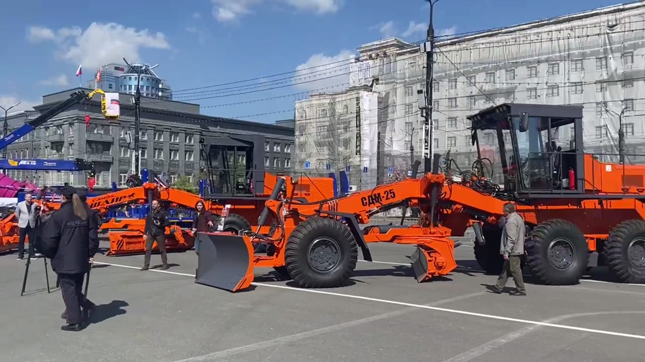 Бульдозеры и илососные машины: парад дорожной техники провели в Челябинске Бульдозеры и илососные машины: парад дорожной техники провели в Челябинске