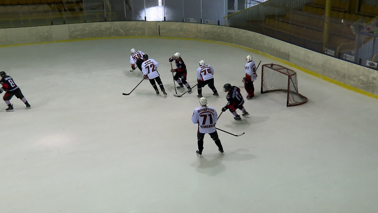 Играют учителя и металлурги: в Челябинске прошел любительский турнир по хоккею