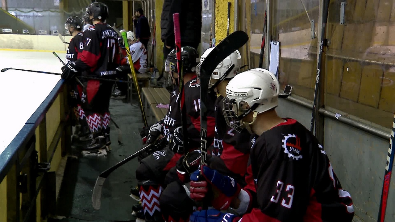 Играют учителя и металлурги: в Челябинске прошел любительский турнир по хоккею