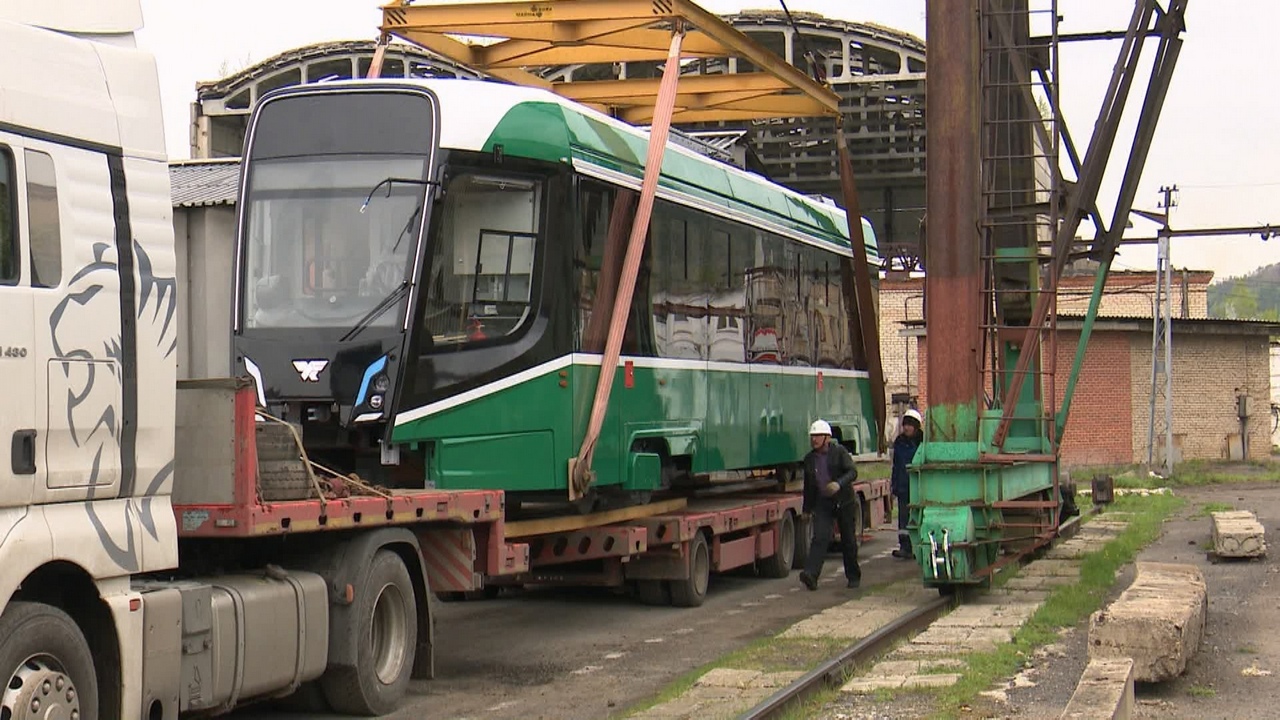 Рабочие из Усть-Катава рассказали, как создают трамвайные вагоны для разных городов России