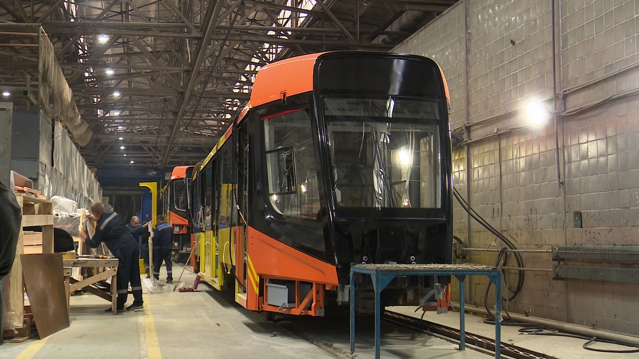 Рабочие из Усть-Катава рассказали, как создают трамвайные вагоны для разных городов России