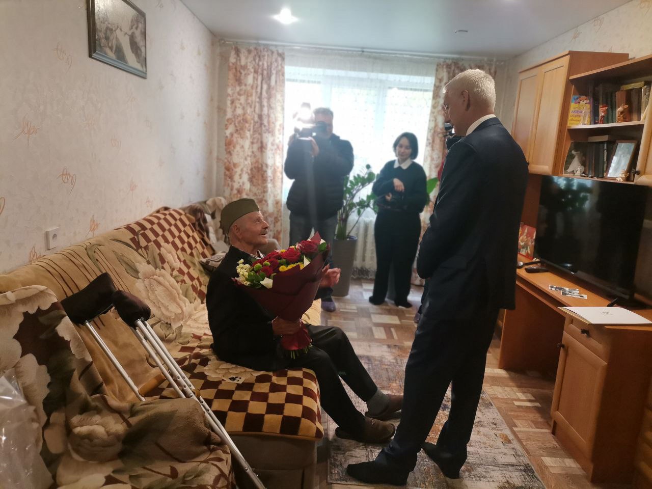 В Магнитогорске поздравили ветерана с наступающим Днем Победы 