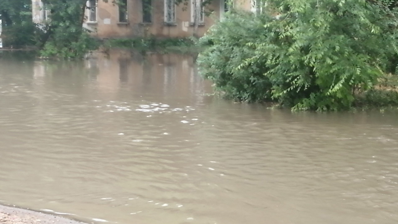 Во время ливня в Челябинске затопило инфекционное отделение и роддом