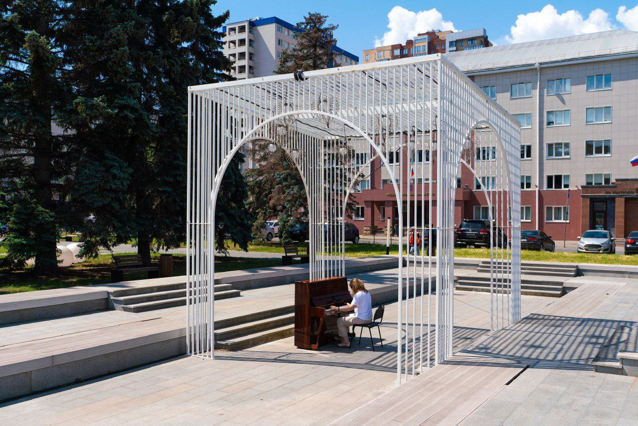 В двух скверах Челябинска установили пианино