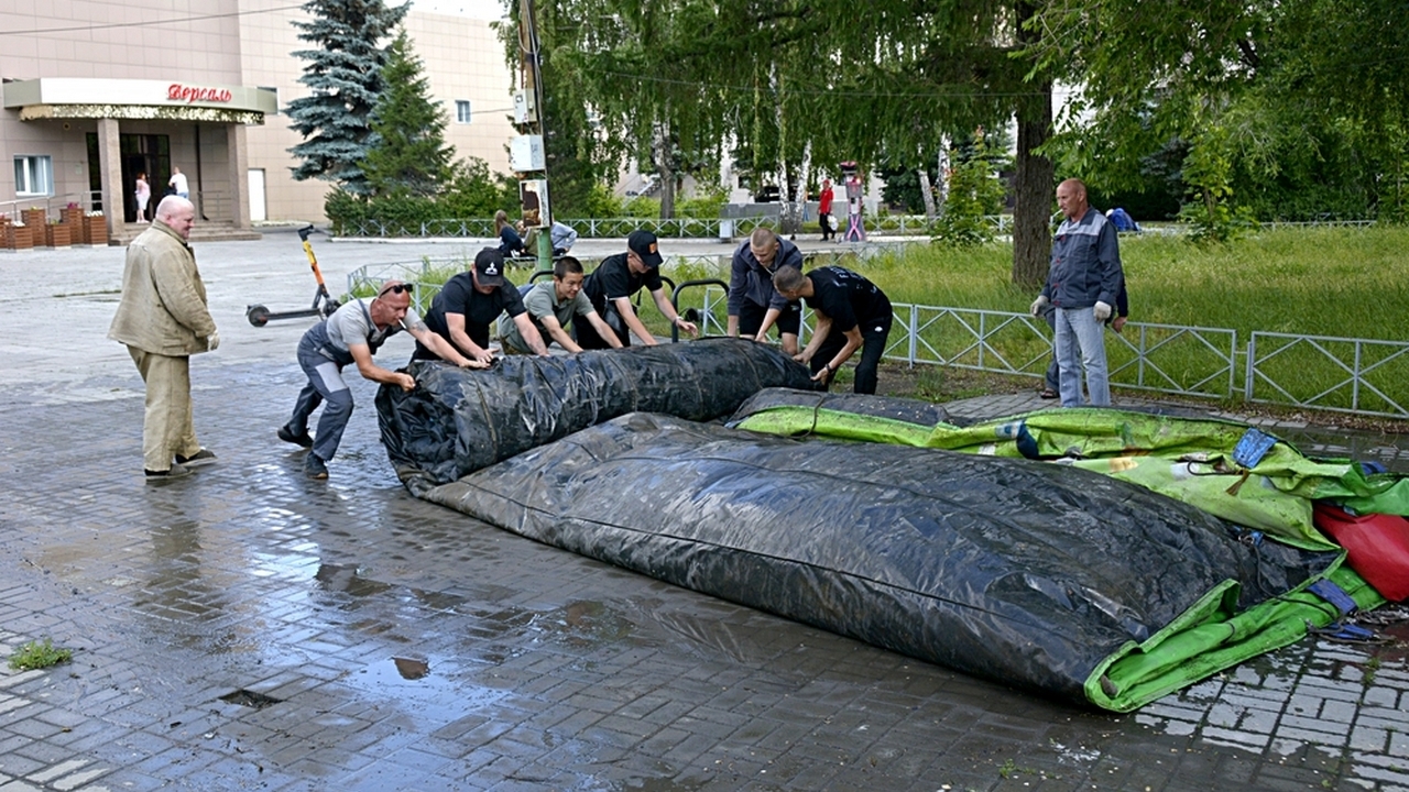 В Челябинске демонтировали небезопасные детские батуты В Челябинске демонтировали небезопасные детские батуты