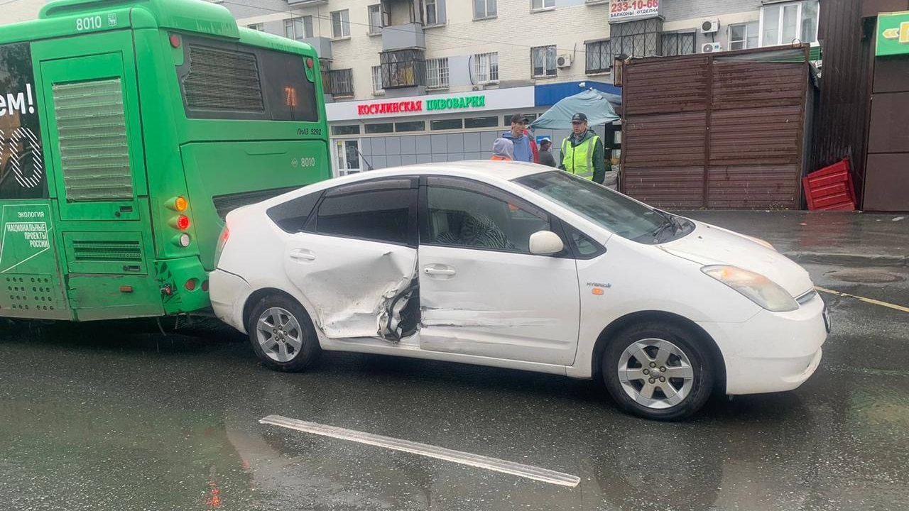 В Челябинске водитель иномарки протаранил машину и скрылся с места ДТП
