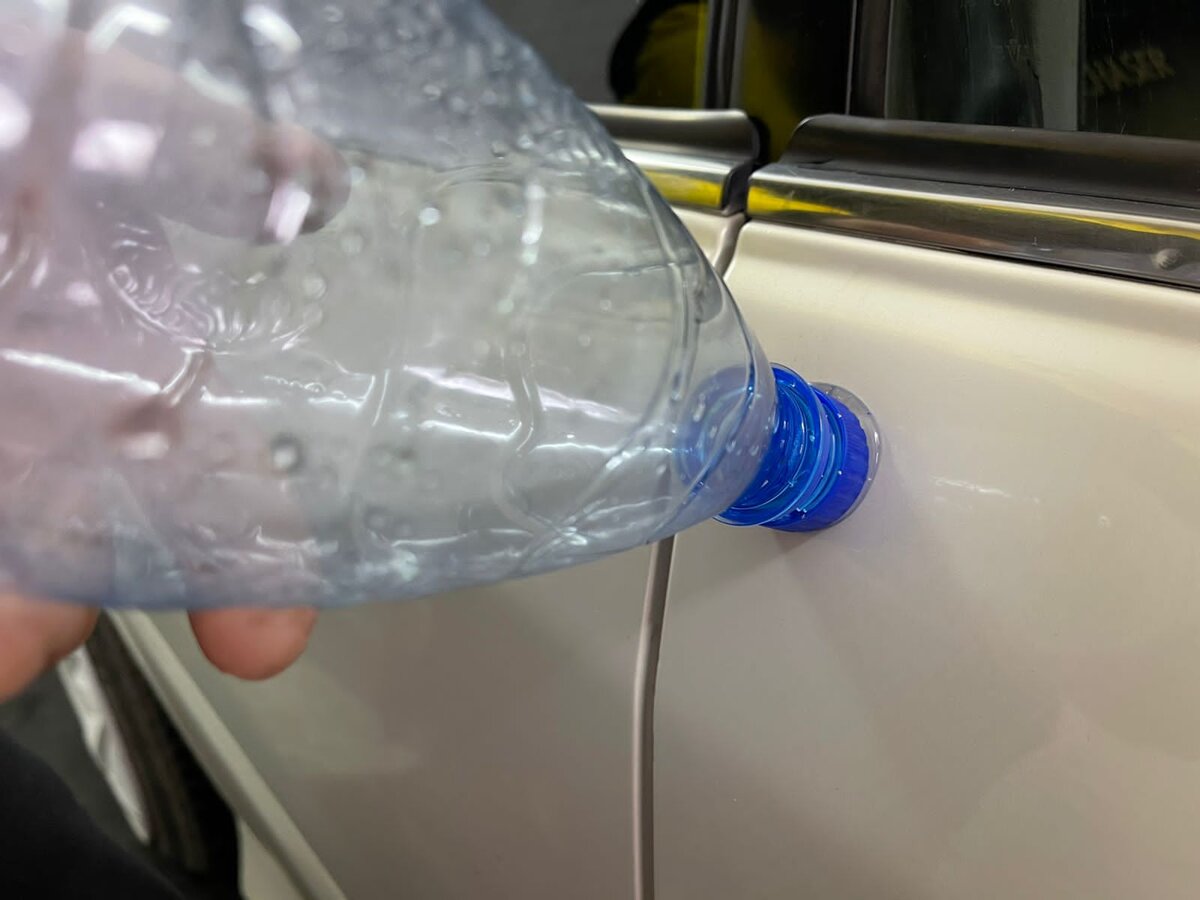 Выброшенная из окна бутылка повредила автомобиль в Челябинске Выброшенная из окна бутылка повредила автомобиль в Челябинске