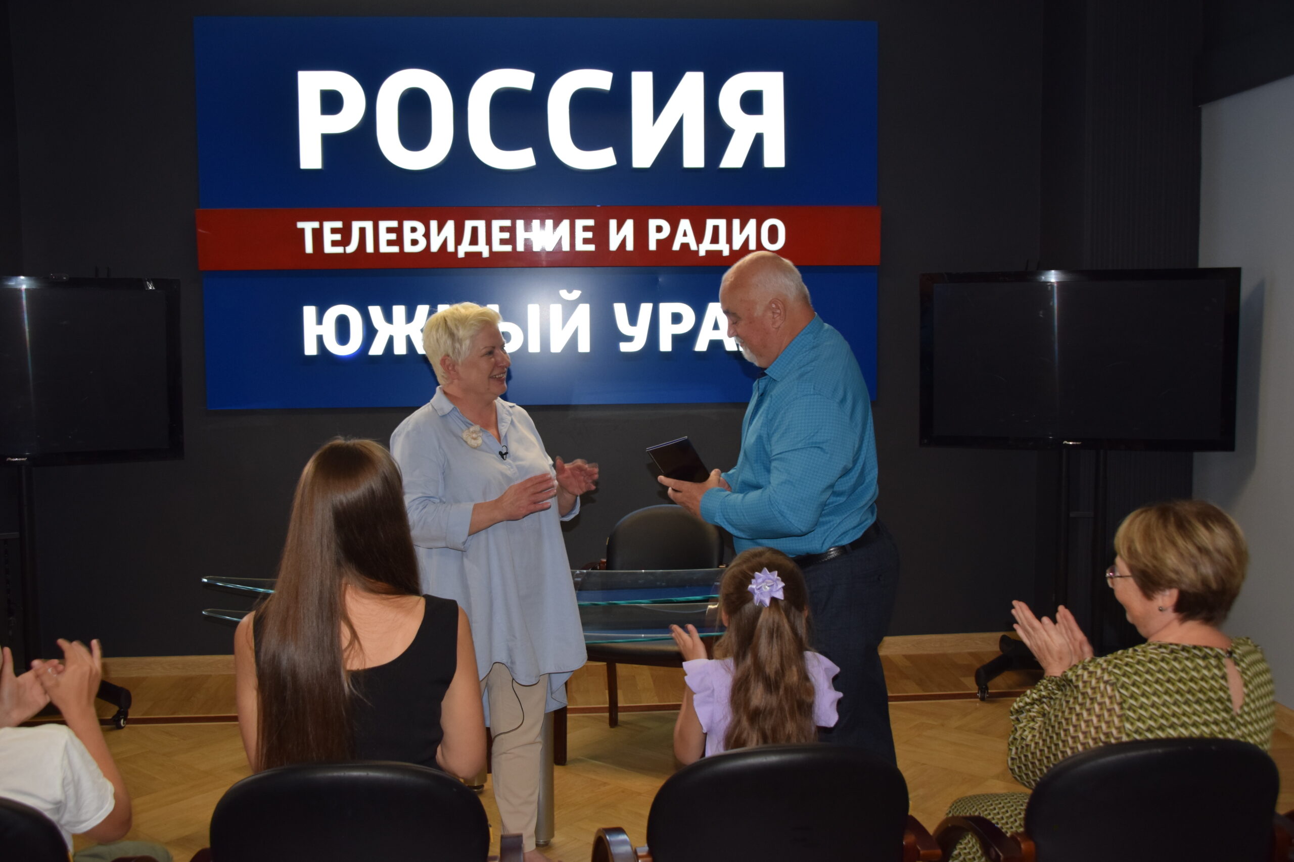 В Челябинской области создали самый большой "Семейный альбом" В Челябинской области создали самый большой "Семейный альбом"