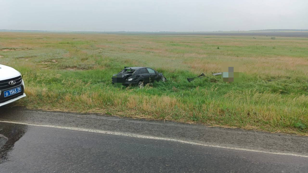 Автомобиль перевернулся во время дождя в Челябинской области, погиб один человек Автомобиль перевернулся во время дождя в Челябинской области, погиб один человек