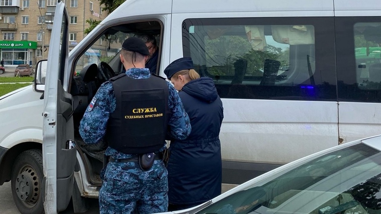 В Златоусте водитель хотел сжечь маршрутку, которую изъяли за долги по алиментам В Златоусте водитель хотел сжечь маршрутку, которую изъяли за долги по алиментам