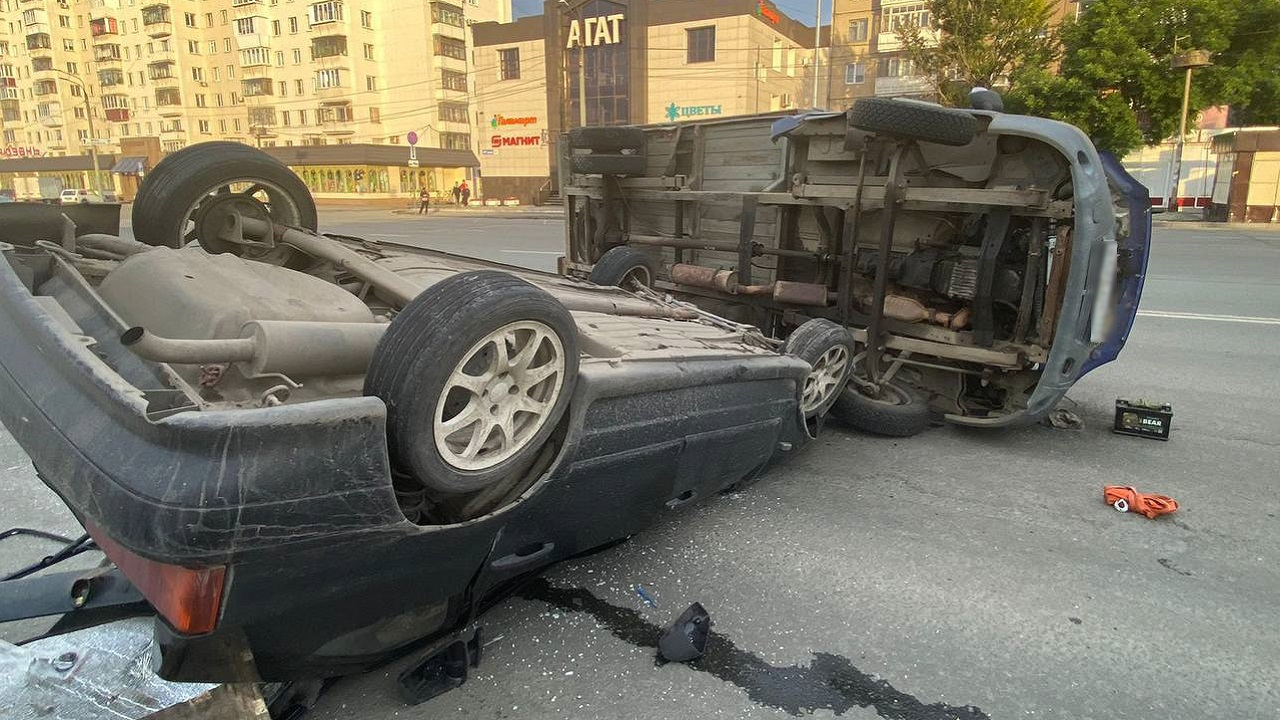 Два автомобиля перевернулись после ДТП в Челябинске Два автомобиля перевернулись после ДТП в Челябинске