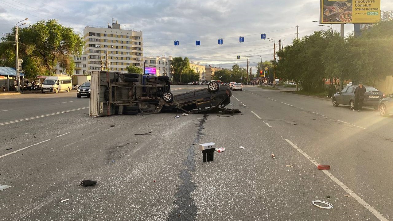 Два автомобиля перевернулись после ДТП в Челябинске Два автомобиля перевернулись после ДТП в Челябинске