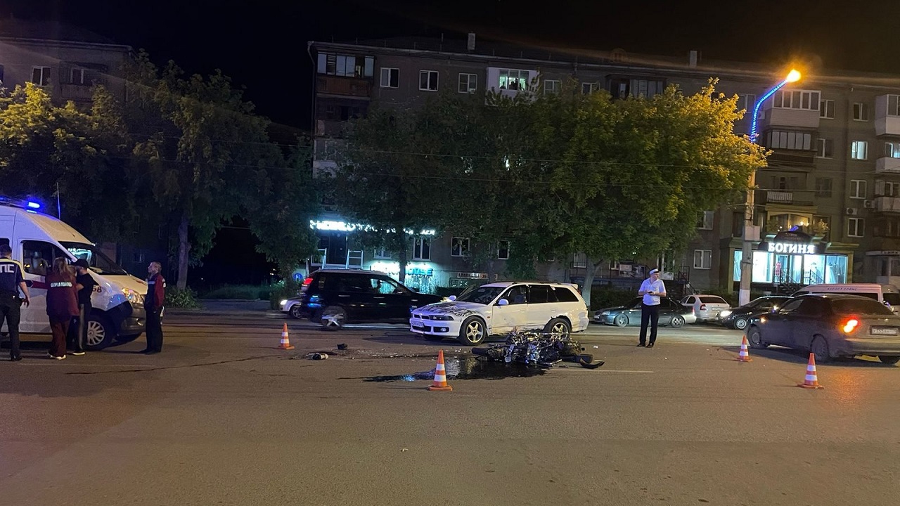 Мотоциклист погиб под колесами автомобиля в Магнитогорске Мотоциклист погиб под колесами автомобиля в Магнитогорске