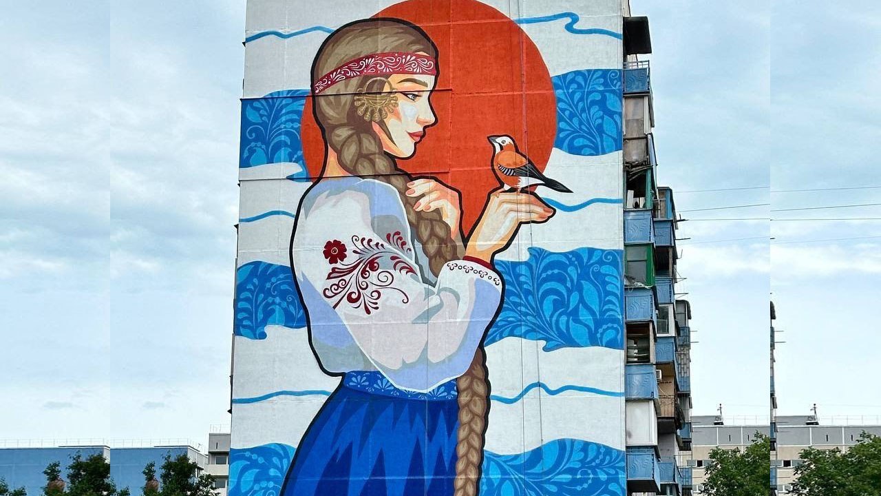 Челябинские художники создали мурал "Русская красавица" в Мариуполе