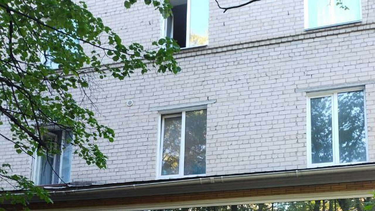 В Миассе спасли мужчину, который выпал из окна третьего этажа на козырек магазина В Миассе спасли мужчину, который выпал из окна третьего этажа на козырек магазина