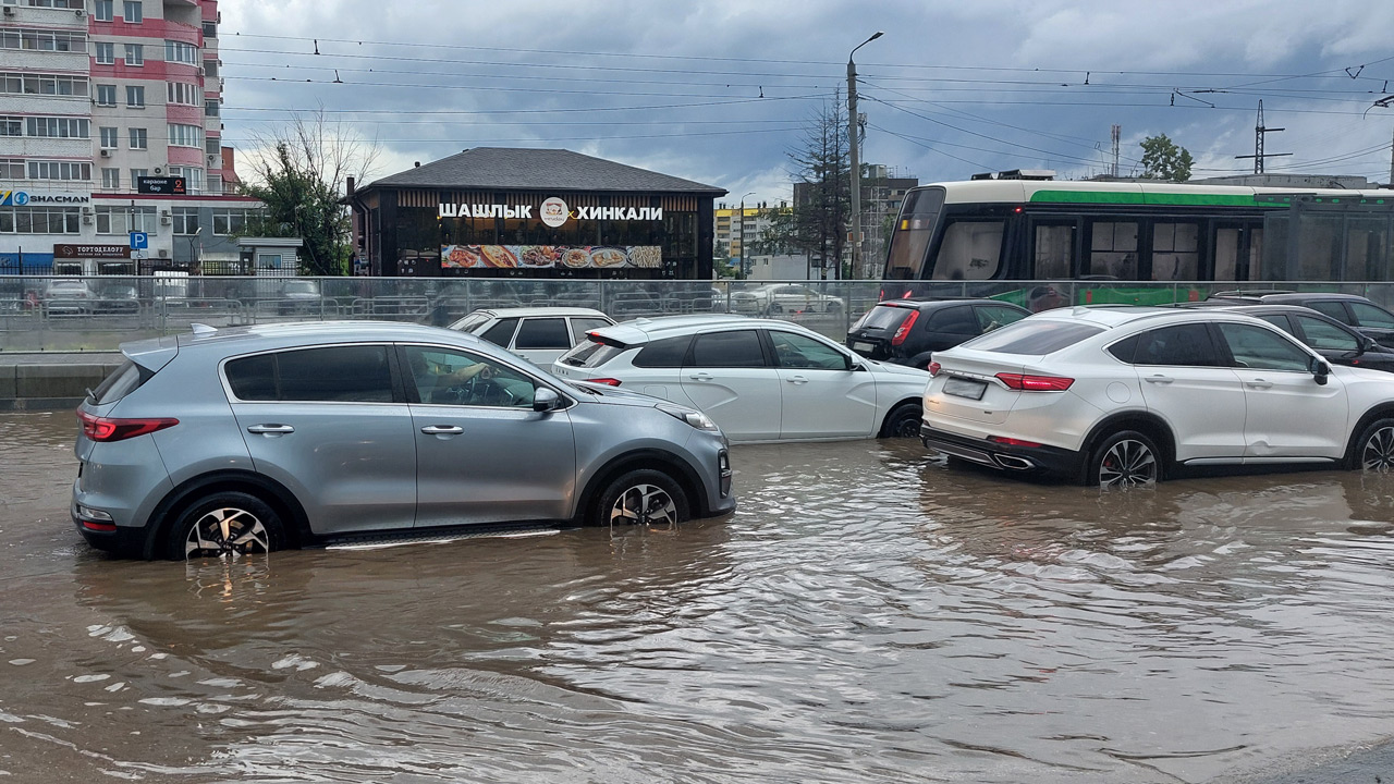 Во время ливня в Челябинске затопило инфекционное отделение и роддом