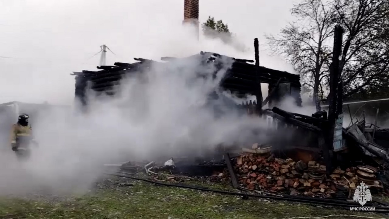 Жилой дом сгорел в Челябинской области: хозяин в больнице Жилой дом сгорел в Челябинской области: хозяин в больнице