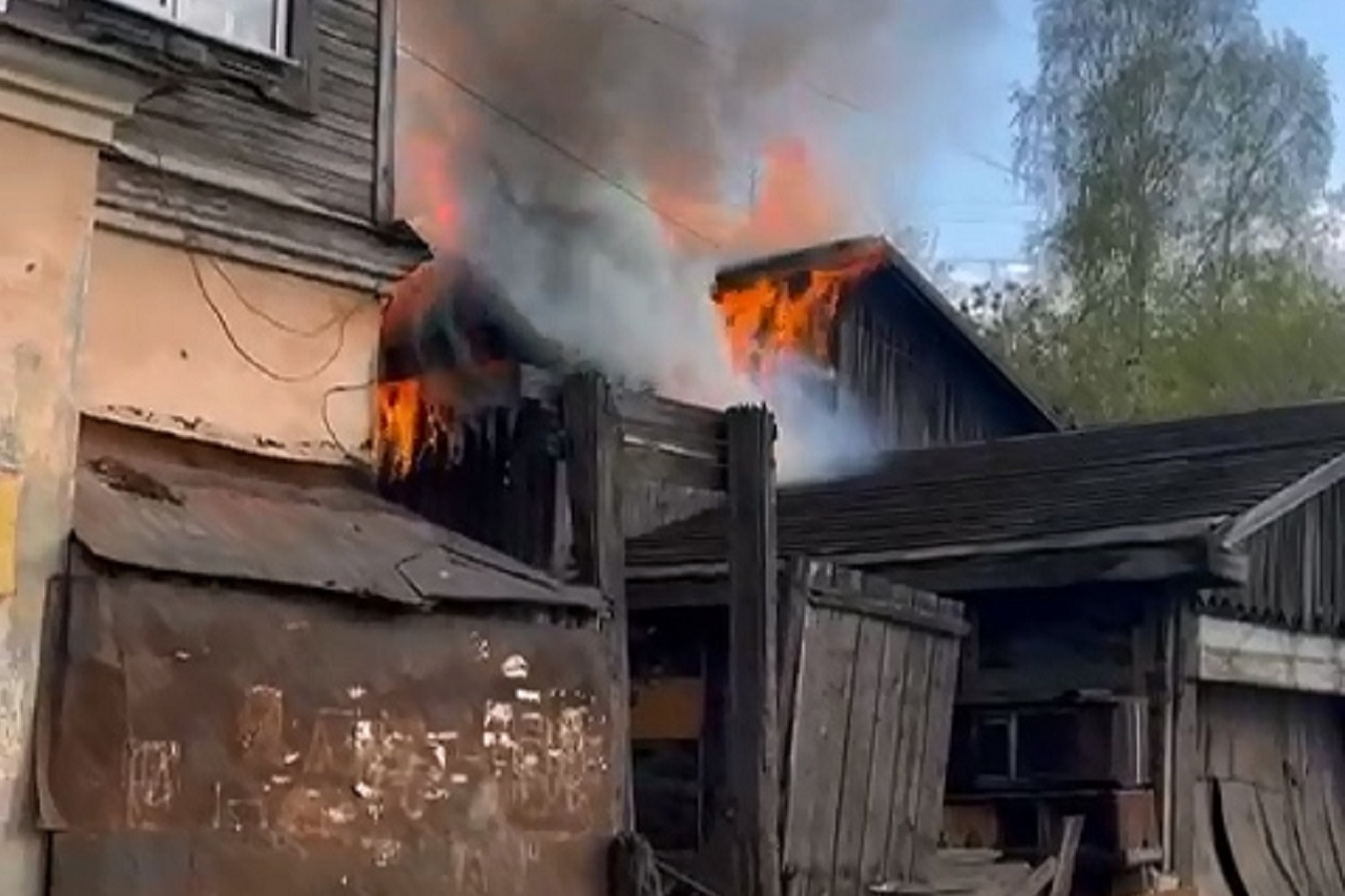 В Златоусте участковые спасли пенсионера, спавшего во время пожара В Златоусте участковые спасли пенсионера, спавшего во время пожара