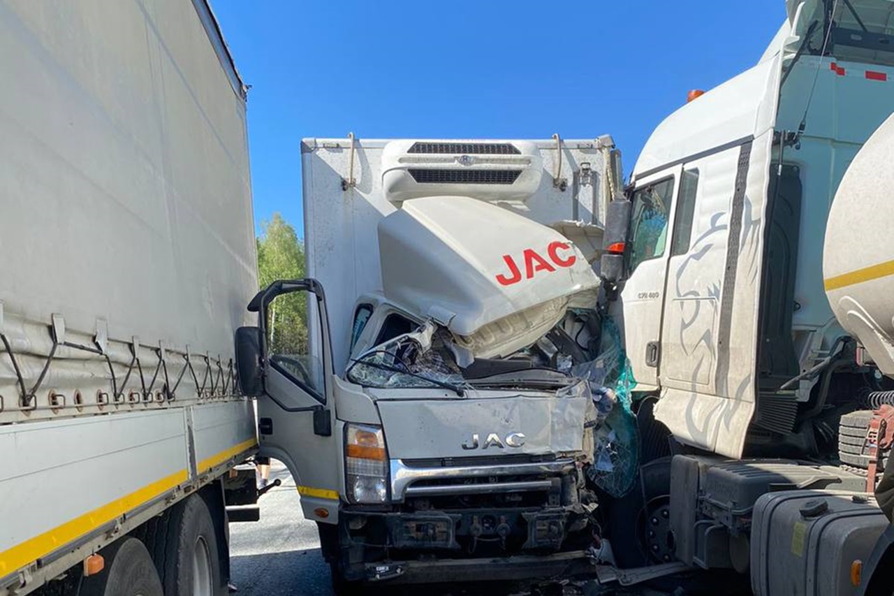 На трассе М5 в Челябинской области закрыли движение из-за тройного ДТП с грузовиками На трассе М5 в Челябинской области закрыли движение из-за тройного ДТП с грузовиками