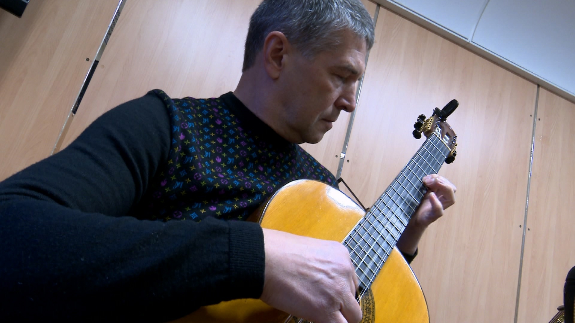 Днем лечит, вечером поет: как челябинский врач совмещает работу и музыку Днем лечит, вечером поет: как челябинский врач совмещает работу и музыку