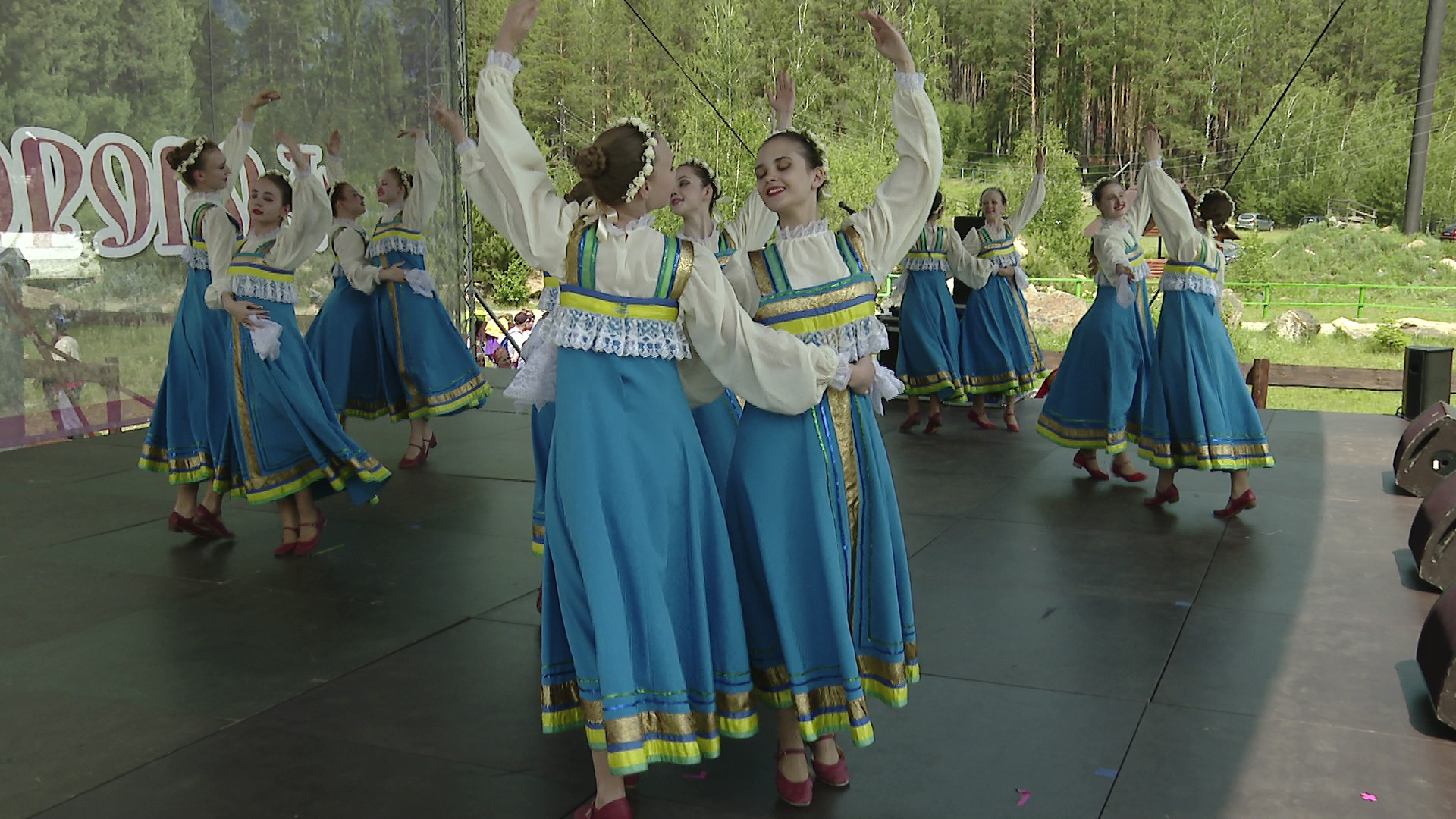 Массовый хоровод устроили творческие коллективы Челябинской области 