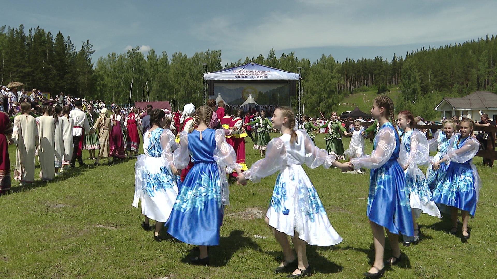 Массовый хоровод устроили творческие коллективы Челябинской области 