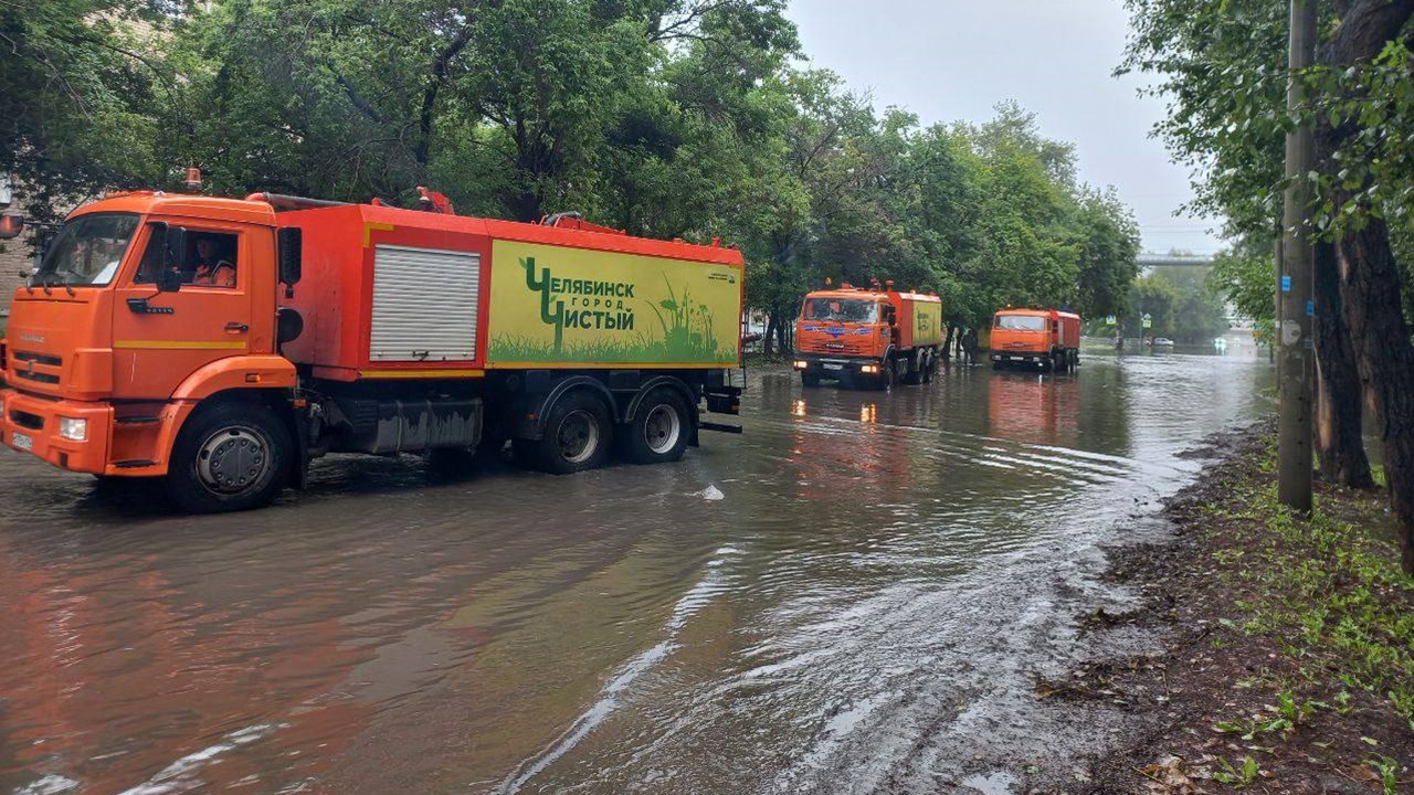 В Челябинске задействовали дополнительную технику для откачки воды с улиц В Челябинске задействовали дополнительную технику для откачки воды с улиц