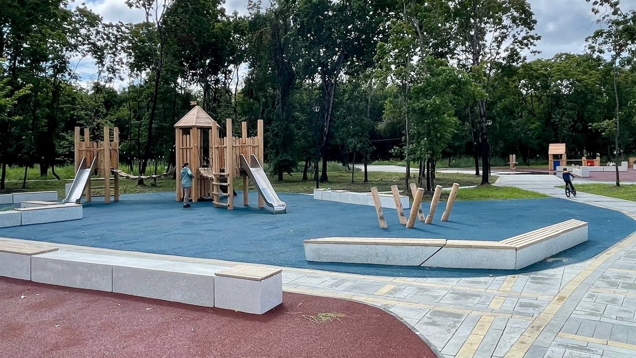 Детский парк в эко-стиле появился в сквере "Плодушка" в Челябинске Детский парк в эко-стиле появился в сквере "Плодушка" в Челябинске