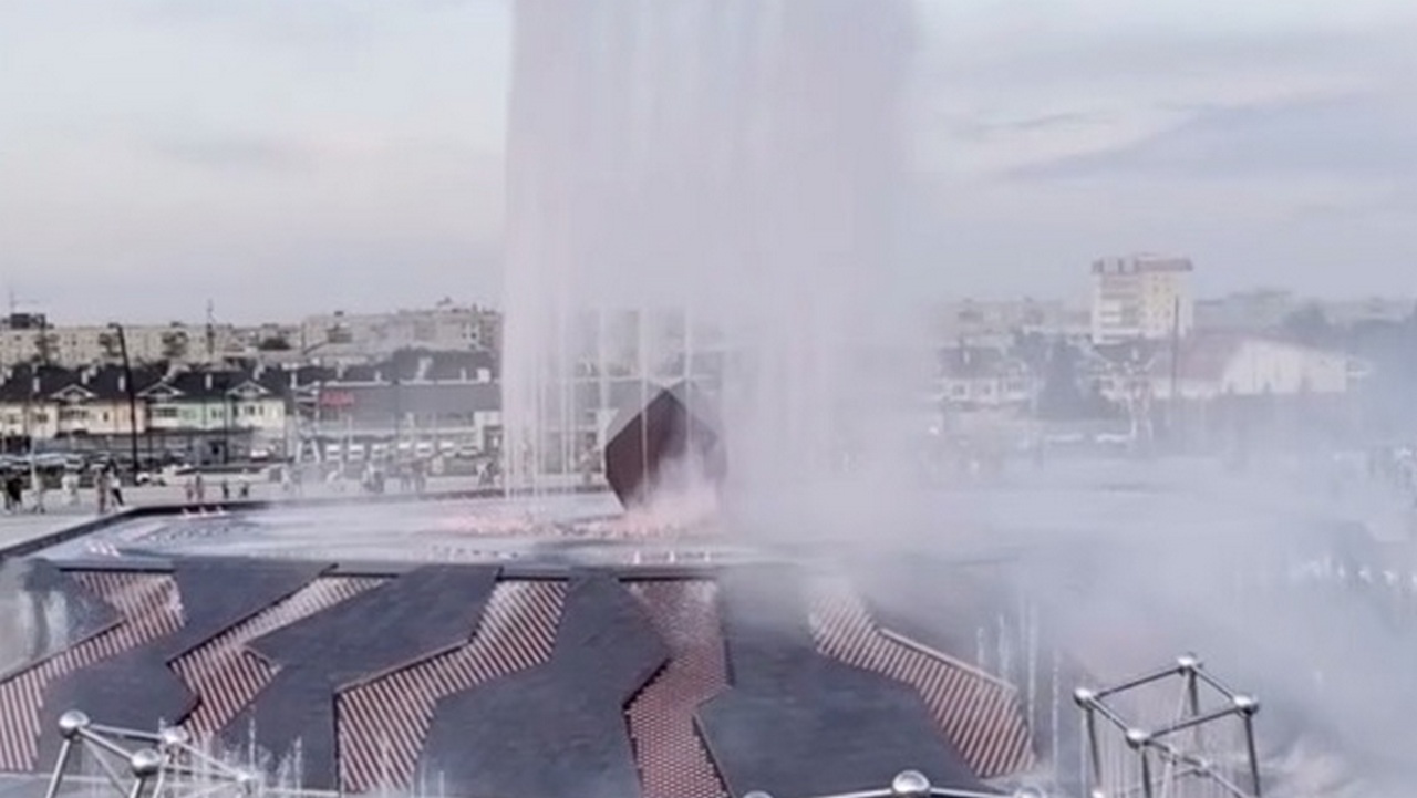 Самый большой в России: в Магнитогорске протестировали сверхмощный фонтан Самый большой в России: в Магнитогорске протестировали сверхмощный фонтан