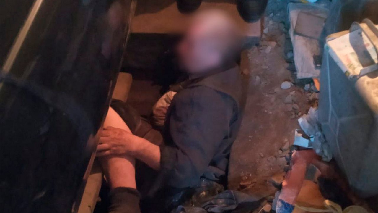 Придавило машиной: в Магнитогорске пенсионер застрял в гараже на несколько часов Придавило машиной: в Магнитогорске пенсионер застрял в гараже на несколько часов