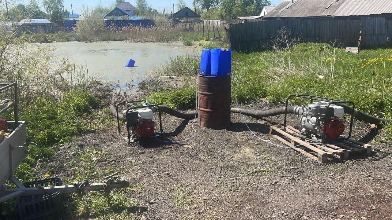 На затопленные участки в Копейске отправили технику для откачки воды На затопленные участки в Копейске отправили технику для откачки воды