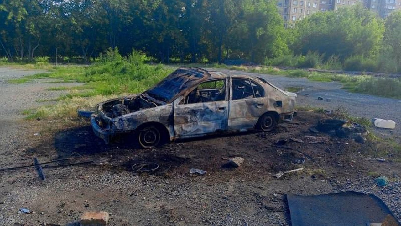 Двое бездомных в Челябинске не поделили чужую машину и сожгли ее Двое бездомных в Челябинске не поделили чужую машину и сожгли ее