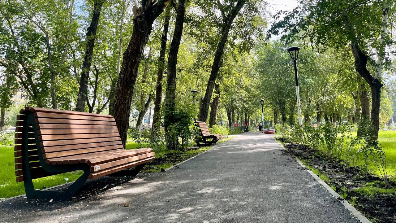 На месте пустыря в Челябинске заканчивают обустраивать новый сквер На месте пустыря в Челябинске заканчивают обустраивать новый сквер