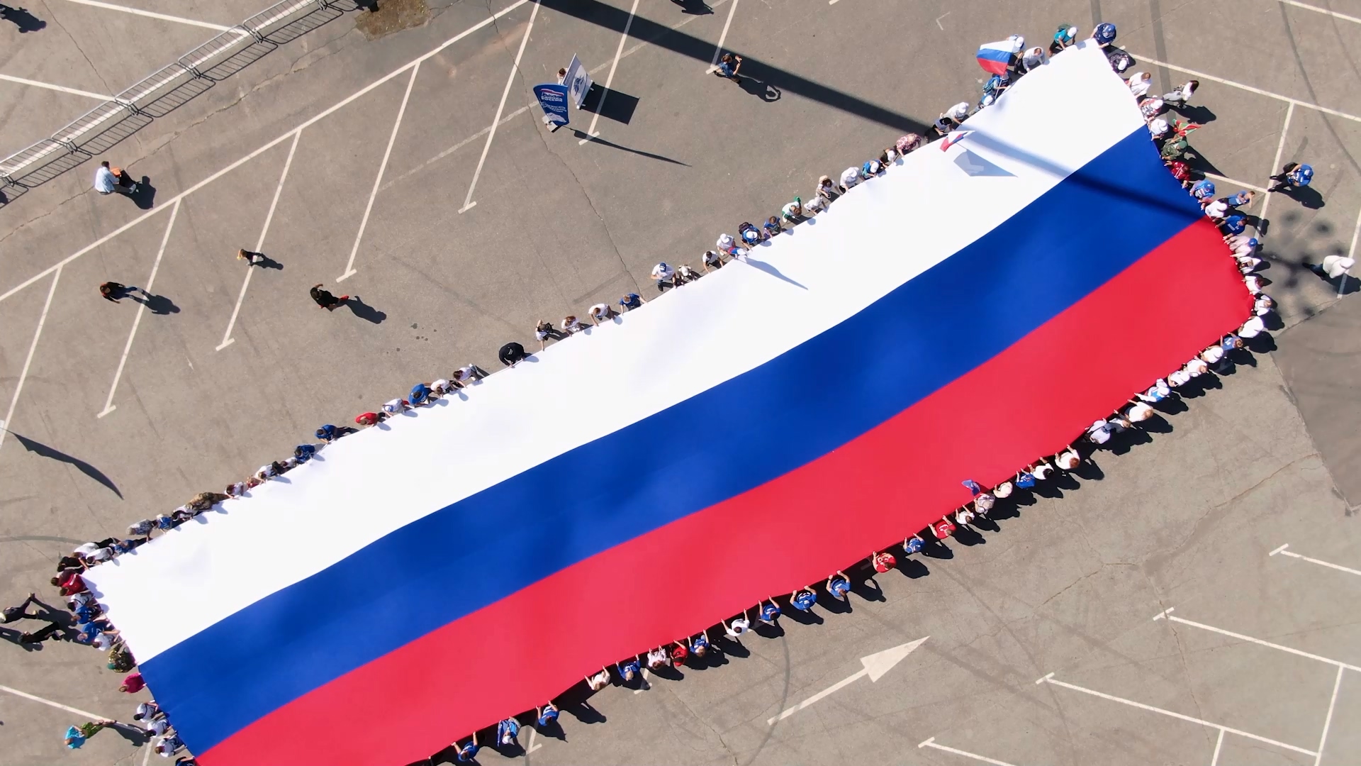 Гигантский флаг России растянули на выставке трофейной техники НАТО в Челябинске Гигантский флаг России растянули на выставке трофейной техники НАТО в Челябинске
