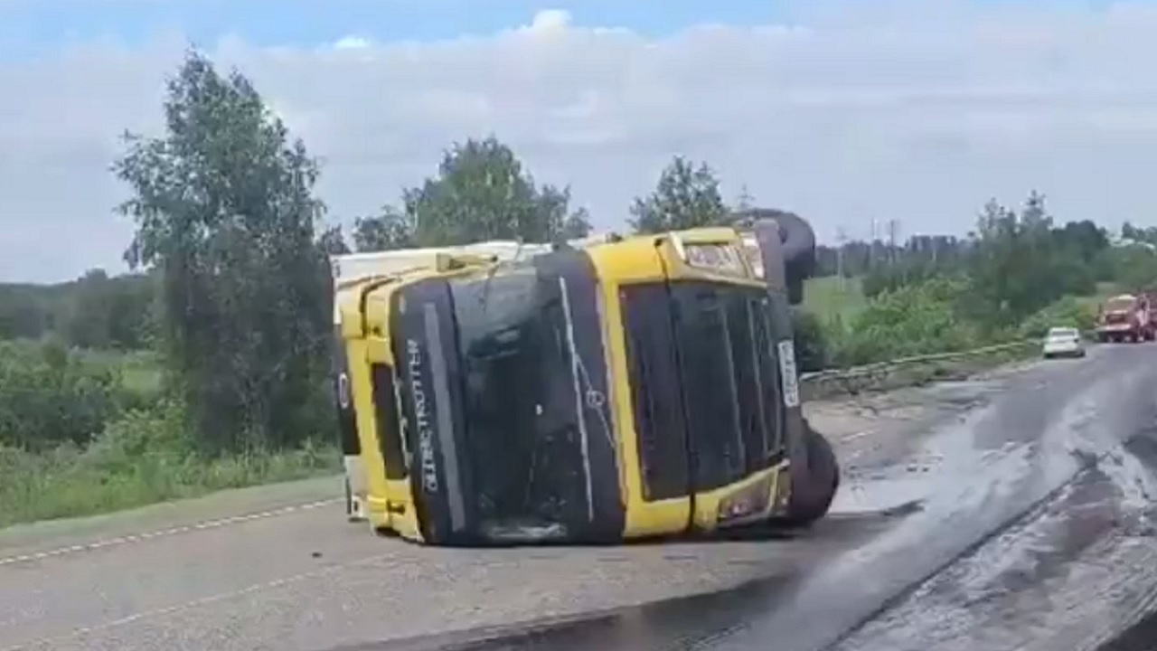 На трассе под Челябинском в массовом ДТП перевернулся грузовик На трассе под Челябинском в массовом ДТП перевернулся грузовик