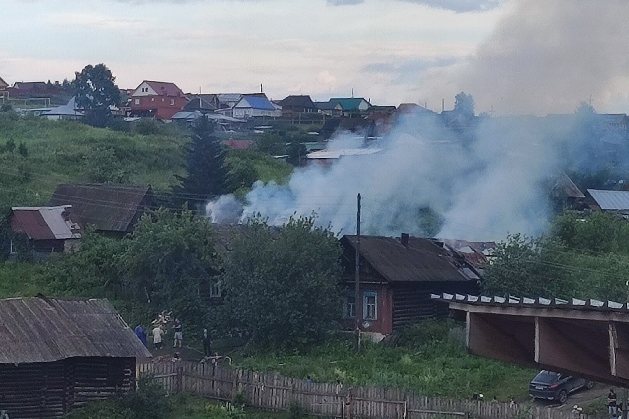 Два частных дома загорелись в Челябинской области, пострадала женщина Два частных дома загорелись в Челябинской области, пострадала женщина