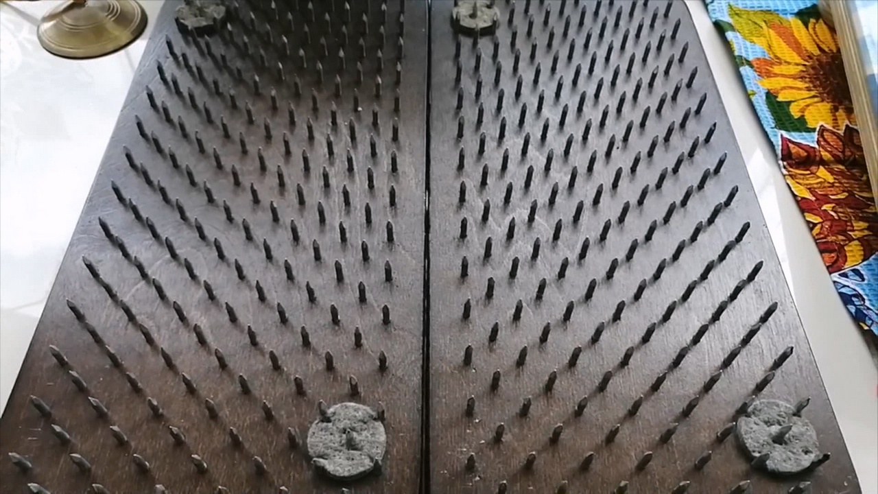 Ветеран труда из Челябинской области установила рекорд России по стоянию на гвоздях