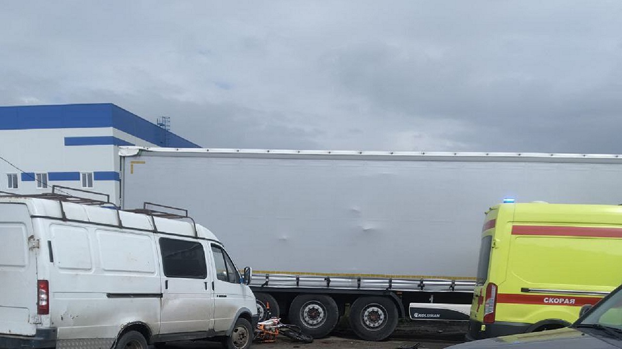 Мотоциклист получил открытый перелом после ДТП с грузовиком в Челябинске Мотоциклист получил открытый перелом после ДТП с грузовиком в Челябинске