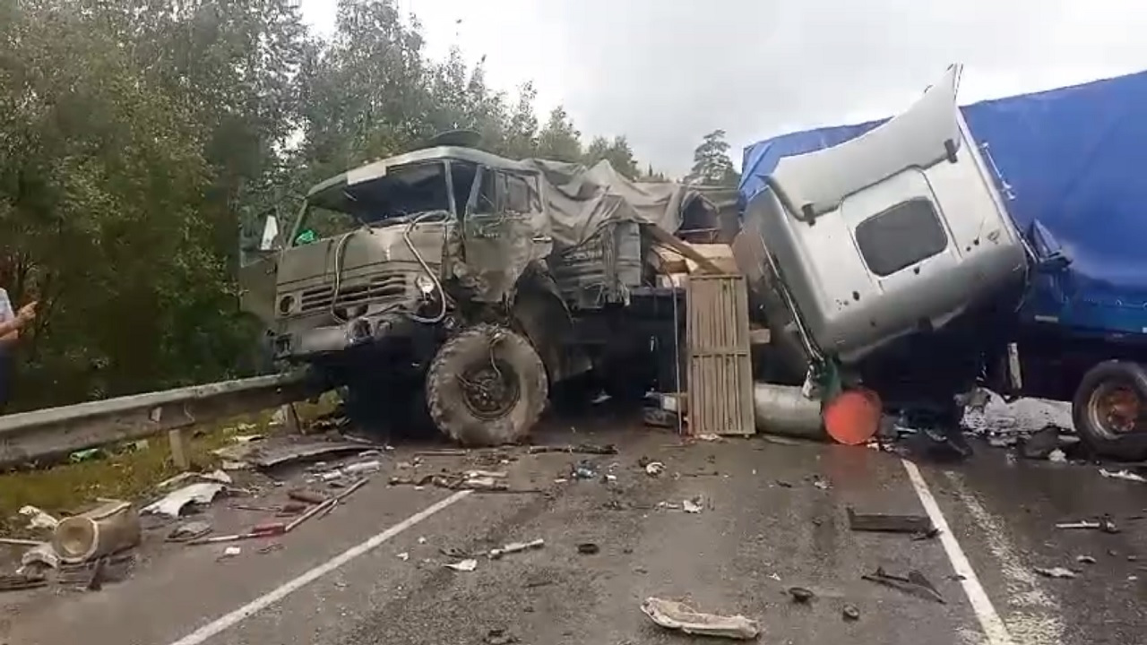 На трассе М5 в Челябинской области столкнулись фура и военный грузовик, есть пострадавшие На трассе М5 в Челябинской области столкнулись фура и военный грузовик, есть пострадавшие