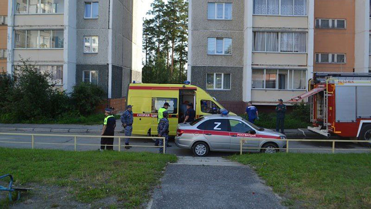 В Челябинской области полицейские спасли мужчину из задымленной квартиры